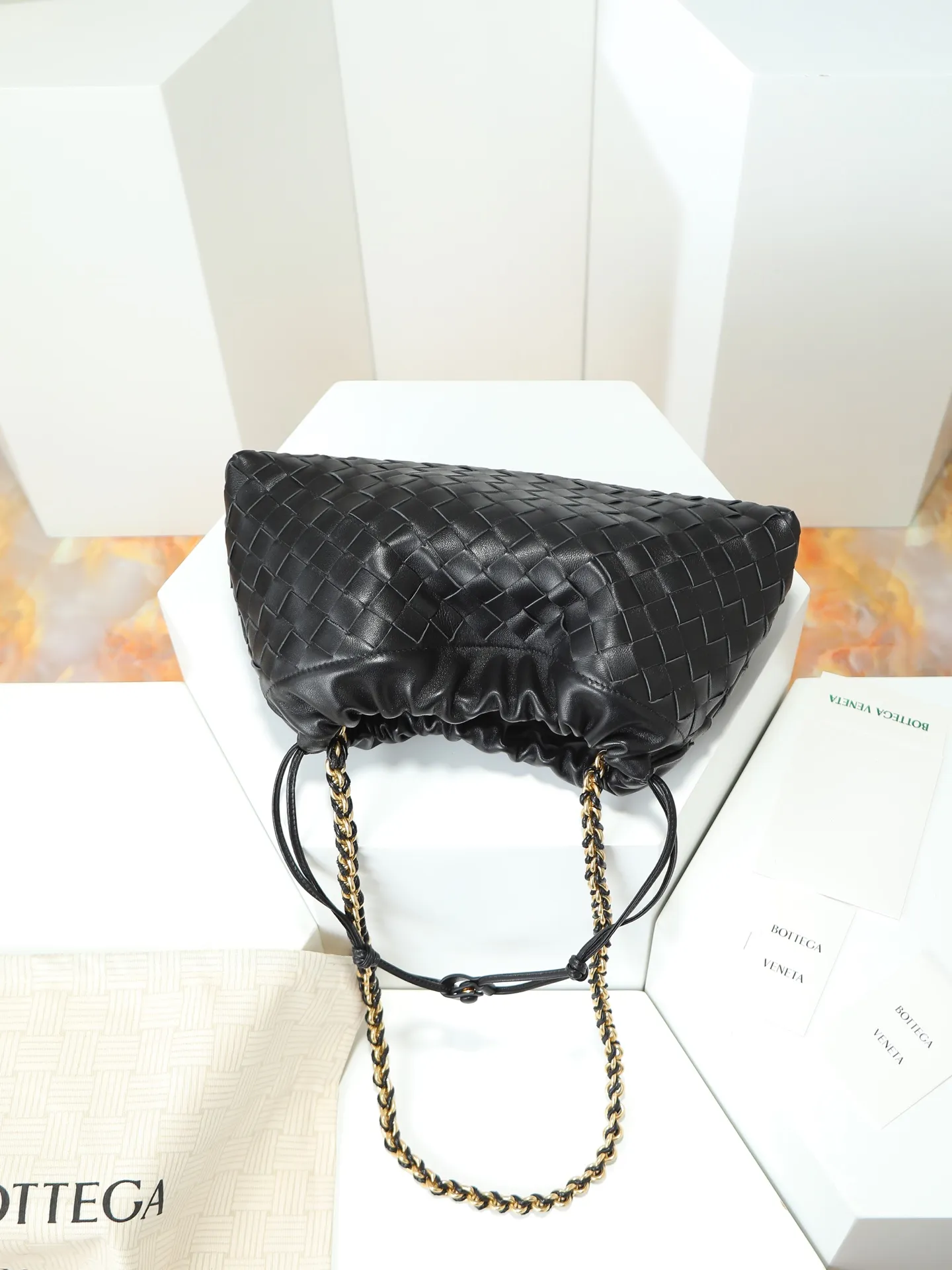 p1600. BOTTEGA VENETA 2025 new women's Dustbag Notte clutch. Dustbag, which has been very popular since its launch, has a chain clause! ! The hand-carrying method is reminiscent of the classic bag type Pouch , light and elegant, the retained drawstring design can be used as a bag, and the chain is longer, which is very suitable for sisters who like to carry their hands cross-body with their hands free. No matter which way you carry it, you can change the way you carry it according to the occasion and your mood of the day, which can make the overall outfit more fashionable🪄🪄The body of the bag has also been widened. It is the rainy season and the weather is hot, so it can easily accommodate small umbrellas and water bottles. The interior is made of nylon, which is light and comfortable to carry, and is very suitable for summer use. Style number: 839394 Size: 33*19*8cm